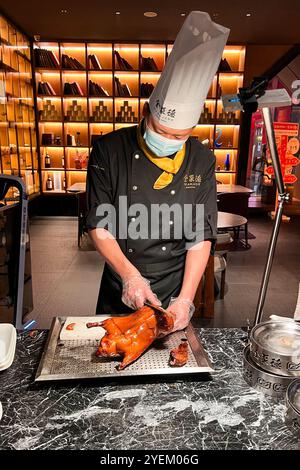 Pékin, Chine. 11 octobre 2024. Le canard rôti (ou canard laqué) est préparé au restaurant Quanjuede (ou Quanjude), Qianmen, à Beijing le 11 octobre 2024. Quanjuede Roast Duck Restaurant fabrique ce plat célèbre depuis près de 150 ans avec des succursales à Pékin ainsi qu'à Taiwan, au Canada et en Australie. (Photo de Samuel Rigelhaupt/Sipa USA) crédit : Sipa USA/Alamy Live News Banque D'Images