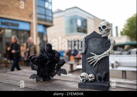 Cambridge, Royaume-Uni. 31 octobre 2024. Des décorations d'Halloween ont été placées sur des tables dans une rue piétonne de Cambridge. Halloween a lieu chaque année le 31 octobre et les gens célèbrent la journée en s'habillant dans des costumes effrayants, sculpture de citrouille, le don de bonbons et les fêtes d'Halloween. (Photo de David Tramontan/SOPA images/SIPA USA) crédit : SIPA USA/Alamy Live News Banque D'Images