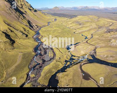 Route F232 Öldufellsleid, ford à la chute d'eau de la rivière bláfjallakvíslf, le long des pentes nord du mont couvert de mousse. Öldufell, Mt. Maelifell à l'arrière, bl Banque D'Images