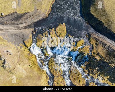 Route F232 Öldufellsleid, ford à la cascade de la rivière bláfjallakvísl, versants nord de mousse couvert Mt. Öldufell, sable de lave noir, Islande Banque D'Images