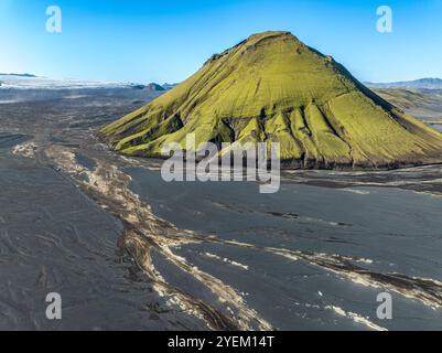 Vue aérienne, montagne Mælifell couverte de mousse, Maelifell, désert de sable noir Mælifellssandur, ruisseaux glaciaires, glacier Myrdalsjökull, hig islandais Banque D'Images