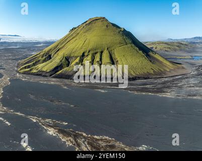 Vue aérienne, montagne Mælifell couverte de mousse, Maelifell, désert de sable noir Mælifellssandur, ruisseaux glaciaires, glacier Myrdalsjökull, hig islandais Banque D'Images