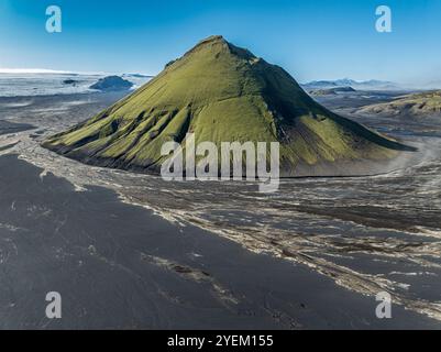 Vue aérienne, montagne Mælifell couverte de mousse, Maelifell, désert de sable noir Mælifellssandur, ruisseaux glaciaires, glacier Myrdalsjökull, hig islandais Banque D'Images