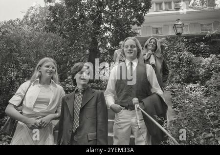 Les enfants du sénateur Walter Mondale, (de gauche à droite) Eleanor, William et Teddy, debout devant leur maison à Washington, D.C. avant de partir pour la Convention nationale démocrate à New York. ÉTATS-UNIS. 15 juillet 1976 Banque D'Images