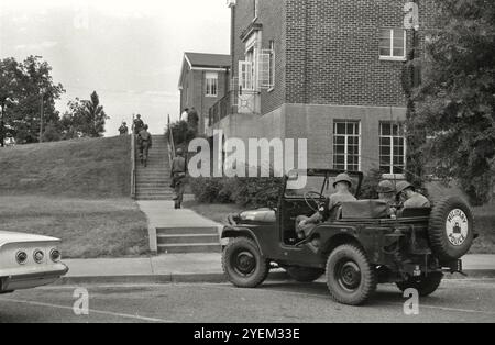 Intégration à l'Université Ole Mississippi. ÉTATS-UNIS. 9 octobre 1962 la photographie montre des soldats dans un véhicule de la police militaire à l'extérieur de Baxter Hall, où James Meredith vivait à l'Université du Mississippi, Oxford. Dans la soirée du dimanche 30 septembre 1962, les ségrégationnistes du Sud se sont émeutés et ont combattu les forces fédérales et étatiques sur le campus de l'Université du Mississippi (Ole Miss) à Oxford, Mississippi pour empêcher l'enrôlement du premier étudiant afro-américain à fréquenter l'université, James Meredith, un militaire américain Banque D'Images