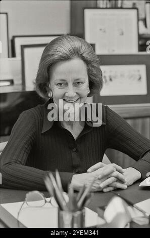 Katharine Graham, éditrice du Washington Post, portrait en demi-longueur, assise à son bureau. ÉTATS-UNIS. 7 avril 1976 Banque D'Images