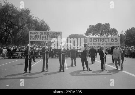 Les marcheurs portant le signe « District 65 » lors de la marche sur Washington. ÉTATS-UNIS. 28 août 1963 Banque D'Images