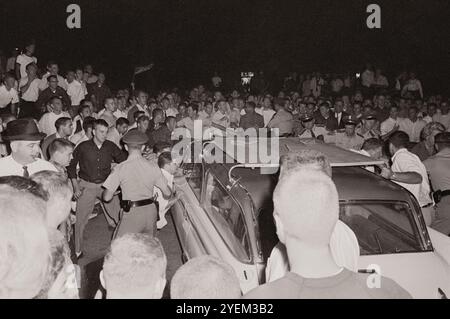 Intégration, Mississippi University, début des émeutes (Ole Miss Riot de 1962). ÉTATS-UNIS. 30 septembre 1962 L'émeute Ole Miss de 1962 (30 septembre – 1er octobre 1962), également connue sous le nom de bataille d'Oxford, est une émeute raciale qui a eu lieu à l'Université du Mississippi - communément appelée Ole Miss - à Oxford, Mississippi, alors que des émeutiers ségrégationnistes cherchaient à empêcher l'enrôlement du candidat afro-américain James Meredith. Le président John F. Kennedy a finalement réprimé l'émeute en mobilisant plus de 30 000 soldats, le plus pour une seule perturbation dans l'histoire des États-Unis. Banque D'Images