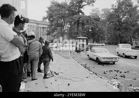 OLE Miss émeute de 1962. Oxford, Mississippi, États-Unis. 30 septembre 1962 L'émeute Ole Miss de 1962 (30 septembre – 1er octobre 1962), également connue sous le nom de bataille d'Oxford, est une émeute raciale qui a eu lieu à l'Université du Mississippi - communément appelée Ole Miss - à Oxford, Mississippi, alors que des émeutiers ségrégationnistes cherchaient à empêcher l'enrôlement du candidat afro-américain James Meredith. Le président John F. Kennedy a finalement réprimé l'émeute en mobilisant plus de 30 000 soldats, le plus pour une seule perturbation dans l'histoire des États-Unis. Banque D'Images