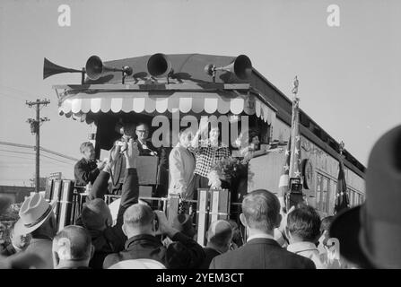 Train « Lady Bird Special » partant pour la visite du sud. ÉTATS-UNIS. 6 octobre 1964 en octobre 1964, la première dame Claudia Alta Taylor Johnson, mieux connue sous le nom de Lady Bird, voyage à travers plusieurs états pour promouvoir la candidature de son mari Lyndon Baines Johnson à la prochaine élection présidentielle. Lady Bird a d'abord effectué un voyage en train de quatre jours et de 1 628 miles à travers huit états du sud, espérant obtenir un soutien après l'adoption de la loi sur les droits civils de 1964. Elle poursuit sa campagne en avion, surnommée Lady Bird Special. Lady Bird a visité le Texas, l'Oklahoma, l'Arkansas, l'Indiana et le Kentucky. Banque D'Images