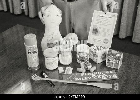 Souvenirs de nouveautés carter Peanut. ÉTATS-UNIS. 31 mars 1977 Plains, Géorgie. Maison de Billy carter et Jimmy. William Alton 'Billy' carter (1937–1988) était un fermier, homme d'affaires, brasseur et homme politique américain. Frère cadet du président américain Jimmy carter, il promeut Billy Beer et Peanut Lolita ; et il était candidat à la mairie de Plains, en Géorgie. Banque D'Images