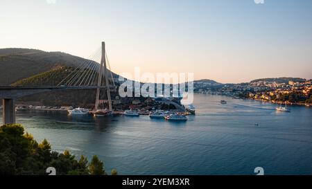 Une vue pittoresque de l'entrée de Dubrovnik, Croatie, avec le pont Dr Franjo Tuđman en arrière-plan au lever du soleil Banque D'Images