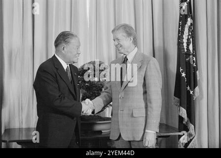 Le président Jimmy carter se serrant la main du premier ministre japonais Masayoshi Ōhira, Washington, D.C. (États-Unis). 2 mai 1979 Banque D'Images