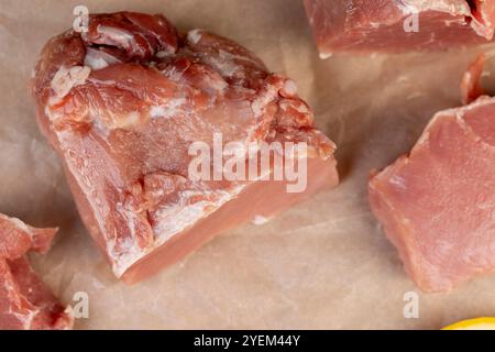 filet de porc sur une planche à découper, tranches de viande de porc de haute qualité sans os Banque D'Images