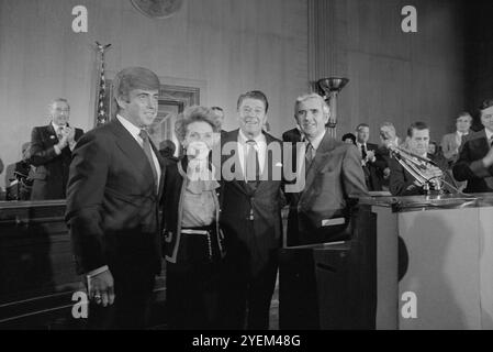 Le président Ronald Reagan, son épouse Nancy Reagan et d'autres lors d'une conférence de presse. ÉTATS-UNIS. 14 novembre 1979 Banque D'Images