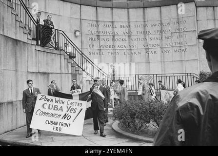 Des manifestants anti-castristes, dont certains arborent des drapeaux du Frente Revolucionario Democrático et des panneaux soutenant le F.R.D., dans le bâtiment des Nations Unies à New York. ÉTATS-UNIS. 19 septembre 1960 Banque D'Images