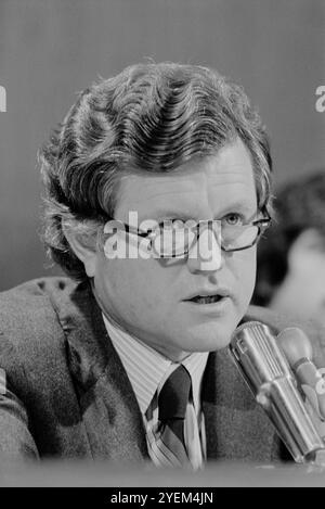 Sénateur Ted Kennedy, portrait de la tête et des épaules, assis, face avant, parlant à des micophones. Washington DC., États-Unis. 5 avril 1976 Banque D'Images