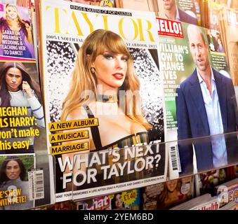 Taylor Swift en vedette sur kiosque à journaux. L'auteur-compositeur-interprète américain et vedette pop country internationale de Premier Plan porte une robe de corset à carreaux au 2024 MTV Banque D'Images