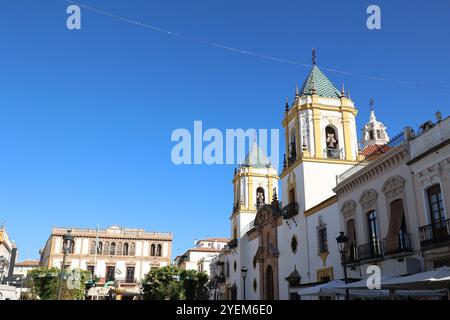 L'église de Socorro de Ronda et le Circulo de Artistas sur la Plaza del Socorro à Ronda, Andalousie, Espagne Banque D'Images