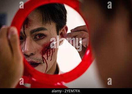 Bangkok, Bangkok, Thaïlande. 31 octobre 2024. Le 31 octobre 2024, Bangkok, Thaïlande, Un membre du personnel s'est fait maquiller d'horreur lors d'une collecte de dons de sang d'Halloween au Centre national du sang de la Société thaïlandaise de la Croix-Rouge à Bangkok. Le personnel du National Blood Center vêtu des costumes fantômes pour célébrer le festival d'Halloween et visait à encourager les donneurs à faire don de leur sang dans le cadre d'une campagne sanglante d'Halloween par la Société de la Croix-Rouge thaïlandaise. (Crédit image : © Wissarut Weerasopon/ZUMA Press Wire) USAGE ÉDITORIAL SEULEMENT! Non destiné à UN USAGE commercial ! Banque D'Images