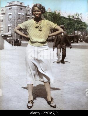 Photo colorée en noir et blanc d'une jeune femme afro-américaine dans une rue de Washington DC, vers 1925. Banque D'Images