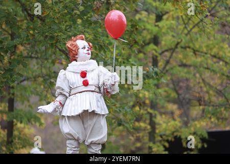 Thale, Allemagne. 31 octobre 2024. Un garçon dans un costume de clown avec le nom Pennywise se tient dans le Kurpark Thale. Le festival d'Hexoween se tient ici pendant quatre jours. Une nouvelle fonctionnalité est un cours effrayant qui enseigne aux visiteurs comment avoir peur. Les autres points forts du week-end incluent un défilé de sorcellerie et un programme de scène coloré. Crédit : Matthias Bein/dpa/ZB/dpa/Alamy Live News Banque D'Images