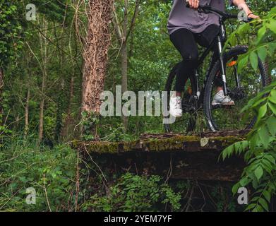 Balade paisible à vélo à travers une nature luxuriante, entourée d'arbres et d'air frais - un moment de détente et de liberté, embrassant la beauté du plein air. Banque D'Images