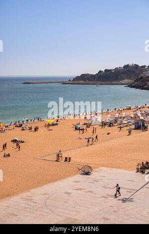 Portugal, région de l'Algarve, Albufeira, Praia dos Pescadores (plage des pêcheurs) avec des vacanciers Banque D'Images