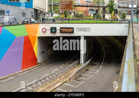 Une murale géométrique colorée orne l'entrée du passage souterrain du cirque lancaster queensway à birmingham, au royaume-uni Banque D'Images