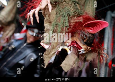 Thale, Allemagne. 31 octobre 2024. Vue d'une scène effrayante dans le parcours effrayant du Kurpark Thale. Le festival d'Hexoween se tient ici pendant quatre jours. Une nouvelle fonctionnalité est un cours effrayant qui apprend aux visiteurs à avoir peur. Les autres points forts du week-end incluent un défilé de sorcellerie et un programme de scène coloré. Crédit : Matthias Bein/dpa/ZB/dpa/Alamy Live News Banque D'Images