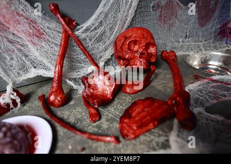 Thale, Allemagne. 31 octobre 2024. Vue d'une scène effrayante dans le parcours effrayant du Kurpark Thale. Le festival d'Hexoween se tient ici pendant quatre jours. Une nouvelle fonctionnalité est un cours effrayant qui apprend aux visiteurs à avoir peur. Les autres points forts du week-end incluent un défilé de sorcellerie et un programme de scène coloré. Crédit : Matthias Bein/dpa/Alamy Live News Banque D'Images