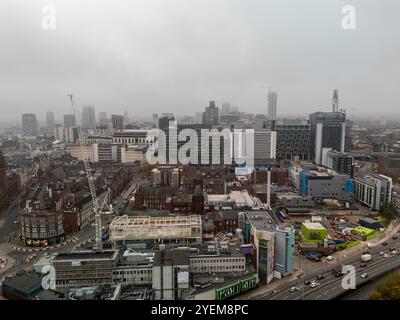 Vue aérienne du centre-ville de birmingham par une journée brumeuse, montrant la construction en cours et le développement urbain Banque D'Images