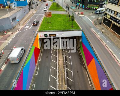 Vue aérienne d'un passage souterrain dynamique, reliant les routes et facilitant la circulation dans le paysage urbain de birmingham Banque D'Images