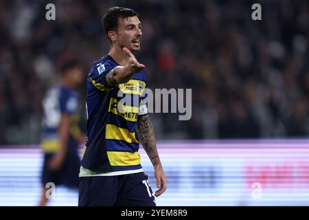 Turin, Italie. 30 octobre 2024. Enrico Delprato de Parme Calcio fait des gestes pendant le match de Serie A entre la Juventus FC et Parme au stade Allianz le 30 octobre 2024 à Turin, Italie . Crédit : Marco Canoniero/Alamy Live News Banque D'Images