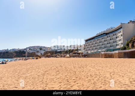 Portugal, région de l'Algarve, Albufeira, Praia do Peneco (plage) avec Hôtel sol e Mar et les touristes appréciant le soleil Banque D'Images