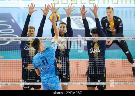 Bloc de Lorenzo cortesia de Rana Verona et Mads Kyed Jensen de Rana Verona lors du match entre Rana Verona et Cisterna volley, saison régulière Banque D'Images