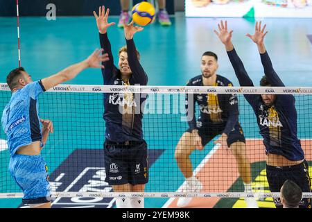 Bloc de Mads Kyed Jensen de Rana Verona lors du match entre Rana Verona et Cisterna volley, saison régulière de la SuperLega Italian Volleyball Banque D'Images