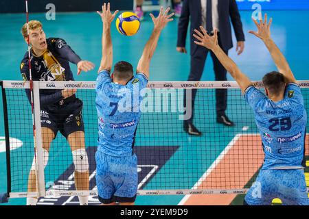 Spike de Mads Kyed Jensen de Rana Verona lors du match entre Rana Verona et Cisterna volley, saison régulière de la SuperLega Italian Volleyball Banque D'Images