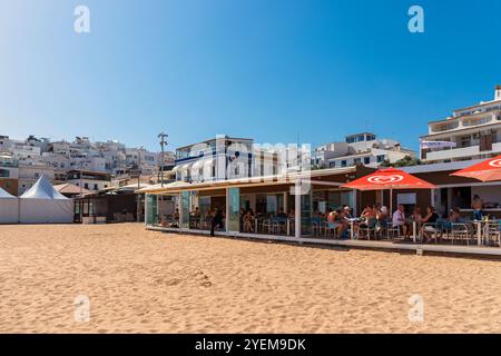 Portugal, région de l'Algarve, Albufeira, bars et restaurants à côté de Praia dos Pescadores (plage des pêcheurs) Banque D'Images