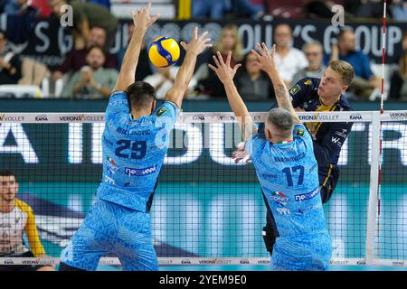 Attaque de Donovan Dzavoronok de Rana Verona lors du match entre Rana Verona et Cisterna volley, saison régulière de la SuperLega Italian Volleyba Banque D'Images