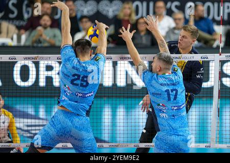 Attaque de Donovan Dzavoronok de Rana Verona lors du match entre Rana Verona et Cisterna volley, saison régulière de la SuperLega Italian Volleyba Banque D'Images