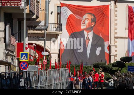 Mustafa Kemal Atatürk, fondateur de la République de Turquie, célèbre le 101e anniversaire de la fondation de la République de Turquie à Antalya Banque D'Images