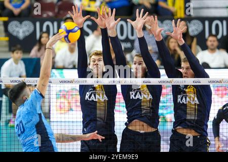 Bloc de Mads Kyed Jensen de Rana Verona et Lorenzo Cortesia de Rana Verona lors du match entre Rana Verona et Cisterna volley, saison régulière Banque D'Images