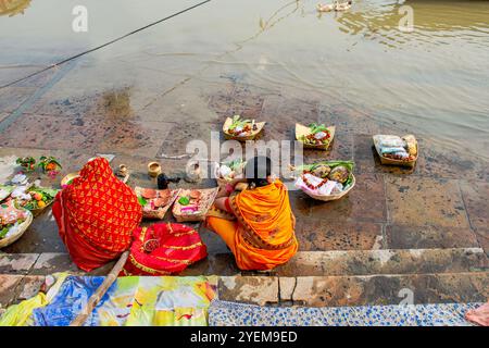 Dévots pendant le festival de Chhath à varanasi inde Banque D'Images