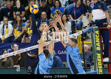 Attaque de Donovan Dzavoronok de Rana Verona lors du match entre Rana Verona et Cisterna volley, saison régulière de la SuperLega Italian Volleyba Banque D'Images