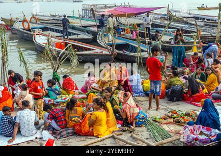 Dévots pendant le festival de Chhath à varanasi inde Banque D'Images