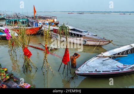 Dévots pendant le festival de Chhath à varanasi inde Banque D'Images