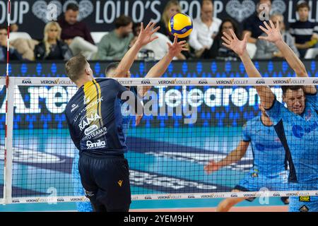 Attaque de Donovan Dzavoronok de Rana Verona lors du match entre Rana Verona et Cisterna volley, saison régulière de la SuperLega Italian Volleyba Banque D'Images