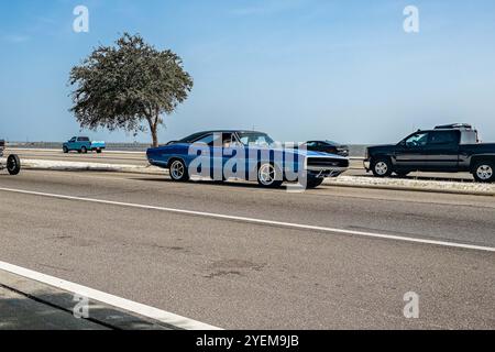 Gulfport, Mississippi - 04 octobre 2023 : vue d'angle avant grand angle d'un coupé Dodge charger 500 Hardtop 1970 lors d'un salon automobile local. Banque D'Images