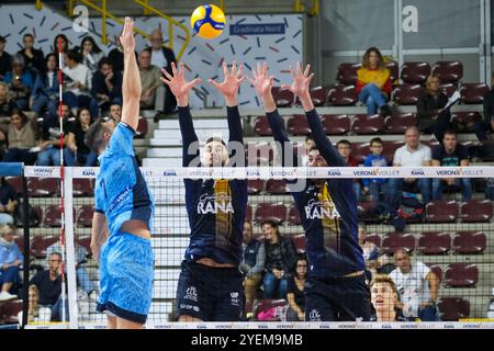 Bloc de Konstantin Abaev de Rana Verona lors du match entre Rana Verona et Cisterna volley, saison régulière du SuperLega Italian Volleyball Banque D'Images